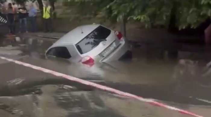 У Києві автомобіль провалився під землю