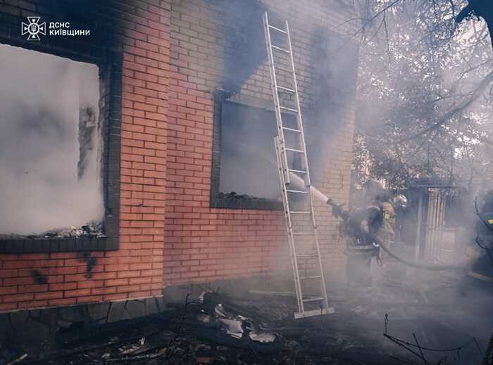 На Київщині уламки безпілотника впали на приватний будинок, сталася пожежа