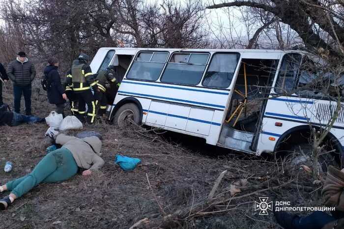 На Дніпропетровщині автобус зіткнувся з деревом, постраждало 14 людей