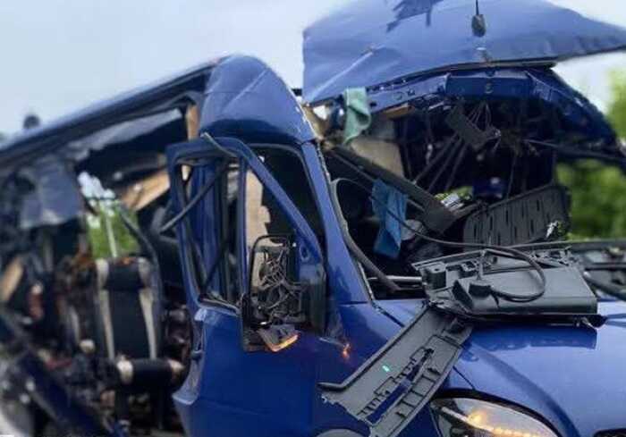Ворожий дрон атакував рейсовий автобус на Сумщині, є жертви